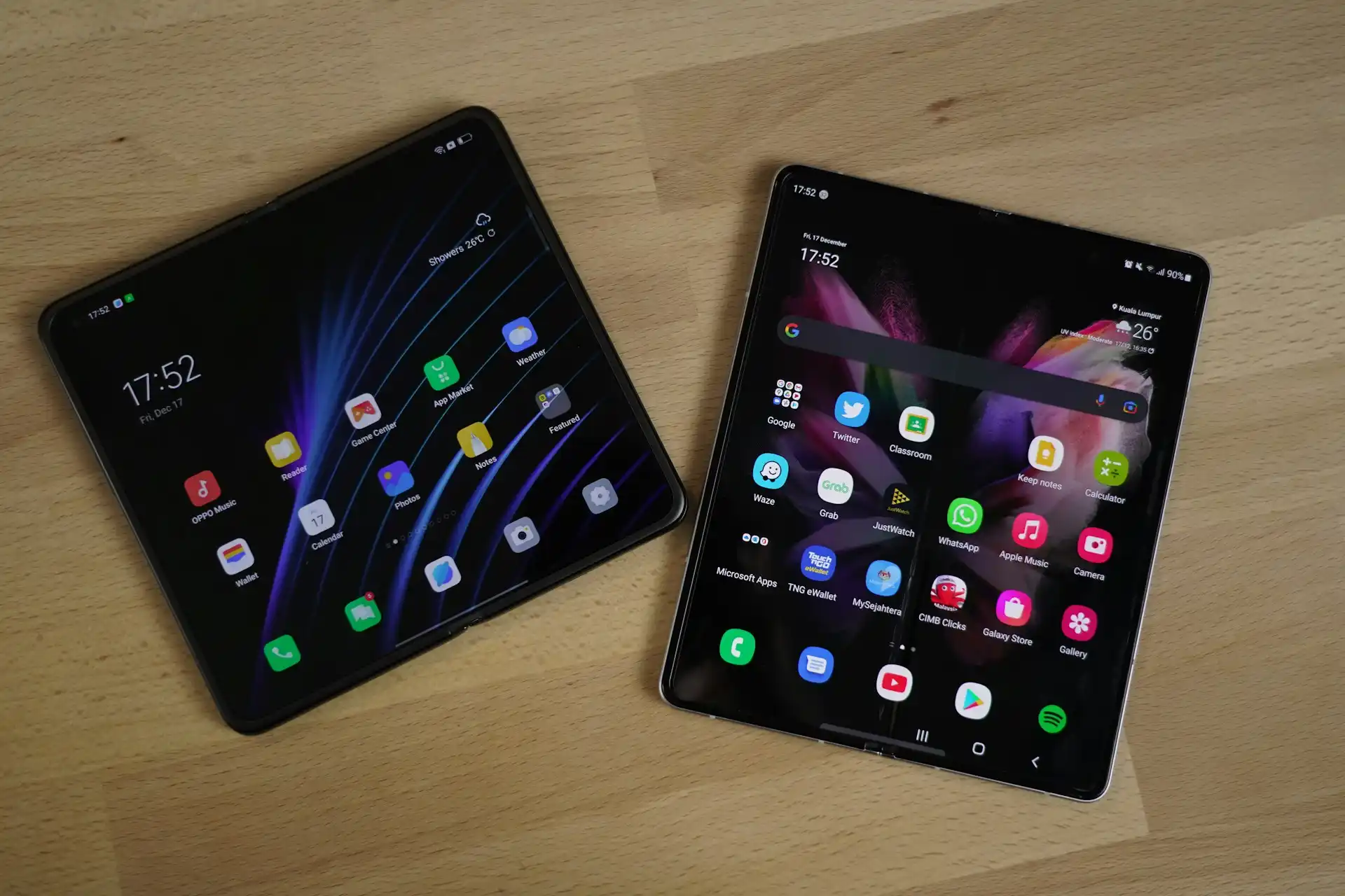 Vista superior de dos tablets plegables de última generación de marcas como Oppo y Samsung. Recurso optimizado para el servicio técnico especializado en el cambio de pantallas flexibles, bisagras y cristales táctiles de gran formato.
