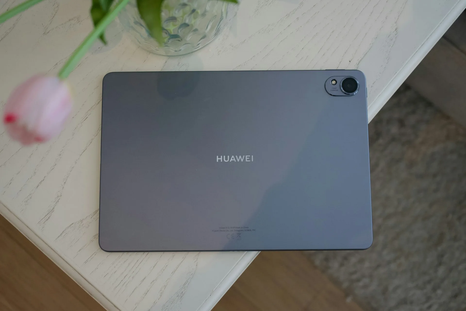 Imagen de una tablet moderna de alta gama con stylus interactivo. Recurso gráfico optimizado para el servicio técnico especializado en reparación de pantallas rotas, cambios de batería y problemas de software en tablets y iPads.