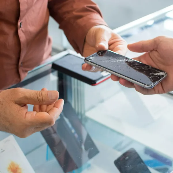 Recepción de moviles averiados y dispositivos informáticos en mal estado para su reparación en Barcelona. Entrada de equipos en el servicio técnico cualificado para la apertura de partes de incidencia y registro de fallos.